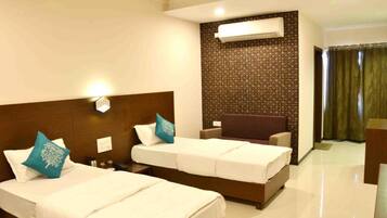 Executive Room | 1 bedroom, desk, iron/ironing board, free WiFi