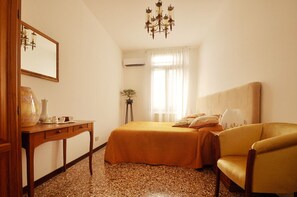 Standard Double or Twin Room (Private External Bathroom) | Desk, free cots/infant beds, free WiFi - La casa del mercante Veneziano B&B (Venice)