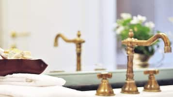 Junior Suite, Garden Area | Bathroom | Free toiletries, hair dryer, bathrobes, towels