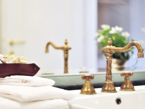 Suite Junior, côté jardin | Salle de bain