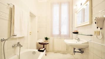 Chambre Double Supérieure (Private External Bathroom) | Salle de bain | Articles de toilette gratuits, sÚche-cheveux, peignoirs