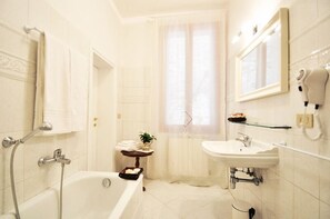Superior-Doppelzimmer (Private External Bathroom) | Badezimmer | Kostenlose Toilettenartikel, Haartrockner, Bademäntel, Handtücher