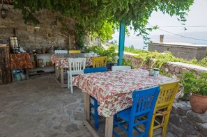 Outdoor dining - Assos Akropol Pansiyon (Ayvacik)