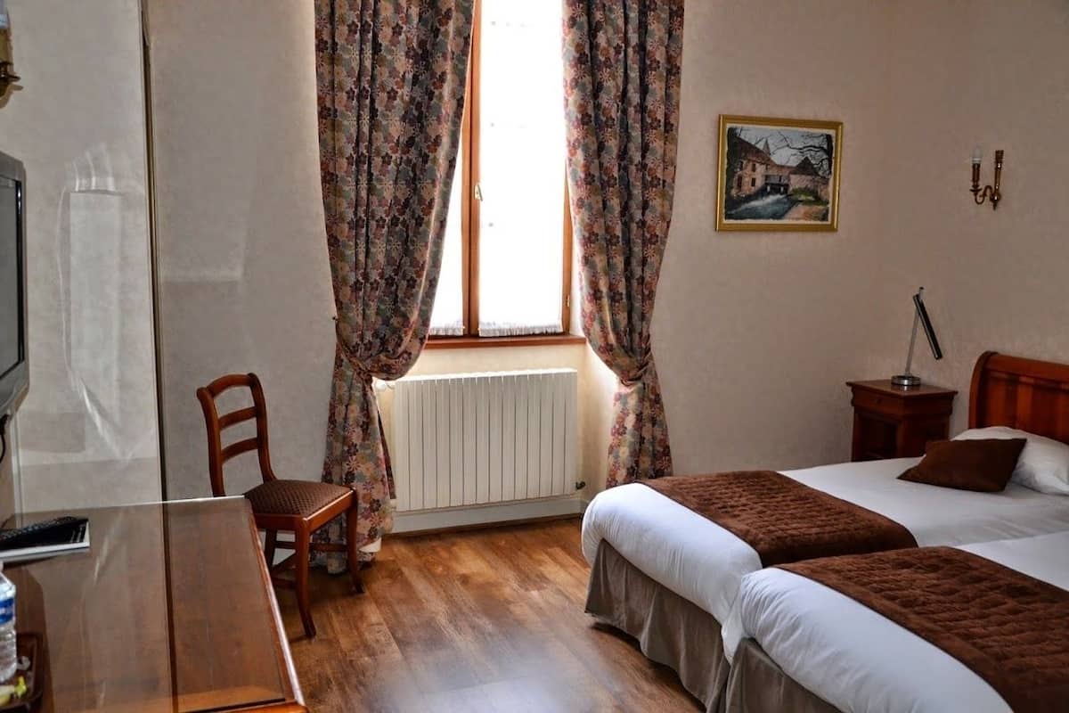 in-room safe, desk, soundproofing, free wifi