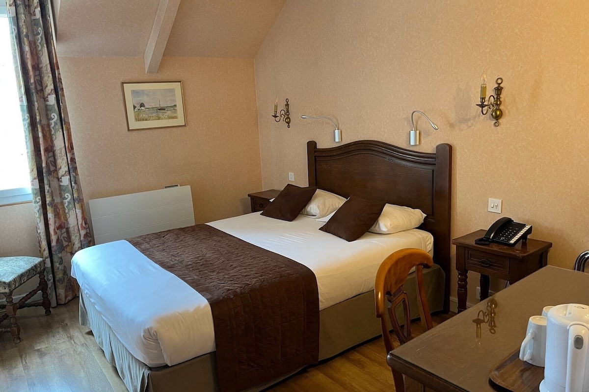 in-room safe, desk, soundproofing, free wifi