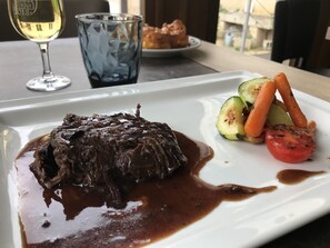 In-room dining - Logis Relais Saint Vincent (Ligny-le-Chatel)