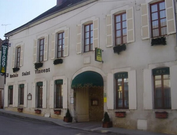 A building with the sign 'Relais Saint Vincent' and an archway entrance. - Logis Relais Saint Vincent (Ligny-le-Chatel)
