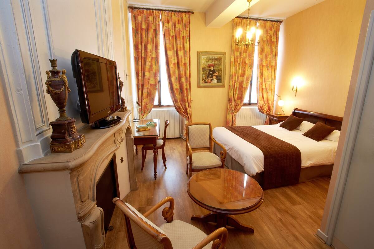 superior double room | in-room safe, desk, soundproofing, free wifi