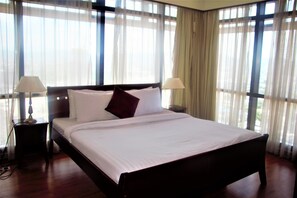 Suite, 2 Bedrooms | Living room | Flat-screen TV