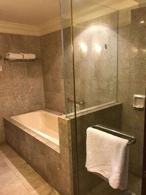 Shower, free toiletries, hair dryer, towels - Queens Service Suite at Times Square (Kuala Lumpur)
