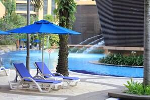 Outdoor pool - Queens Service Suite at Times Square (Kuala Lumpur)