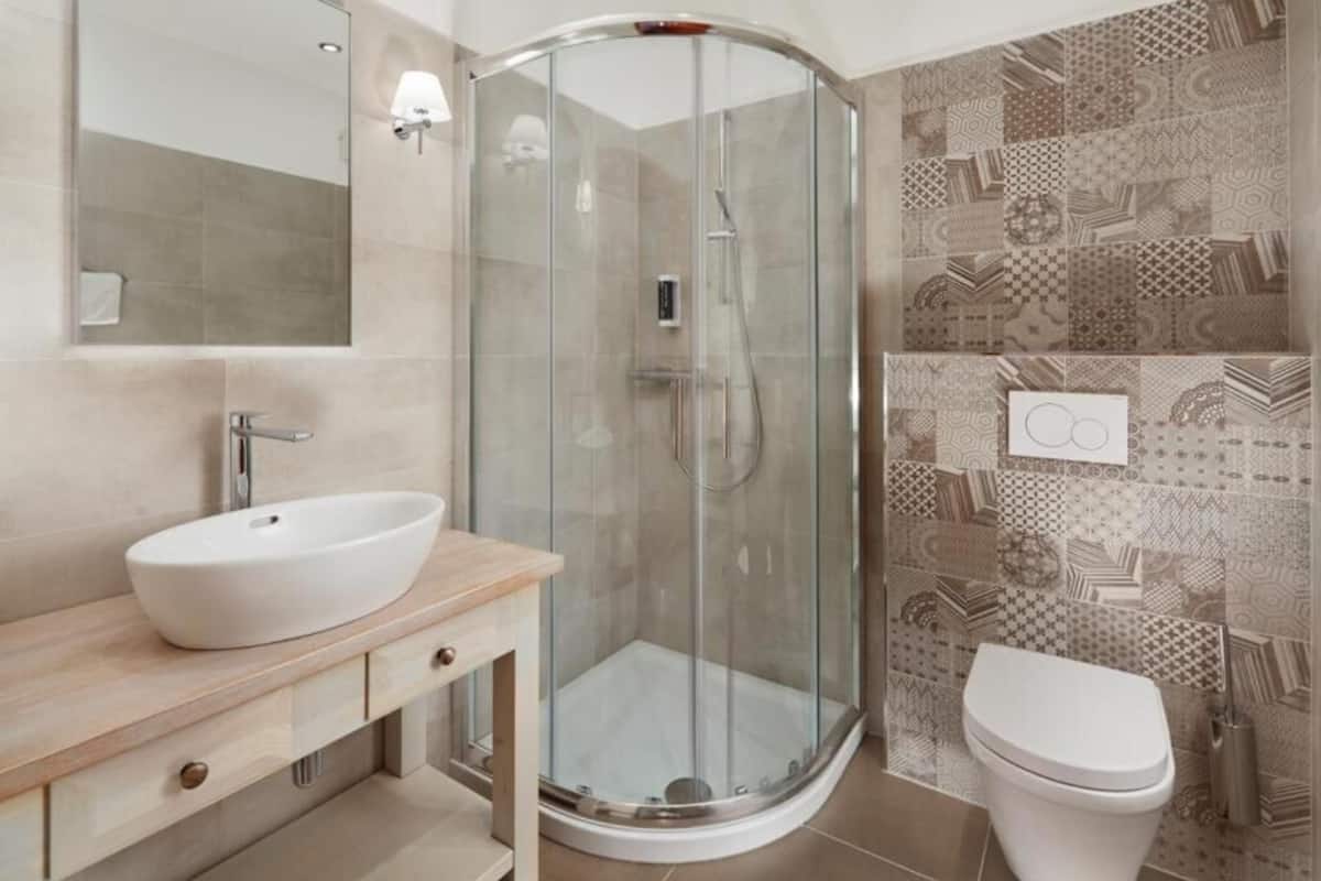 double room | bathroom | free toiletries, hair dryer, towels