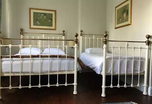 Caja de seguridad en la habitación y escritorio