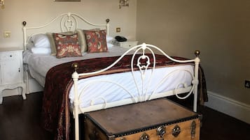 Classic Suite, 1 Double Bed with Sofa bed | In-room safe, desk, iron/ironing board, free WiFi