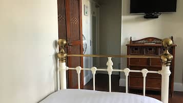 Twin Room | In-room safe, desk, iron/ironing board, free WiFi