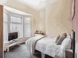 Quarto casal superior, banheiro compartilhado (With TV)