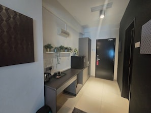 套房 | 办公桌、熨斗/熨板、免费 WiFi、床单