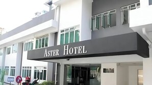 Das Astor Hotel mit moderner Fassade, großen Fenstern und einem markanten Eingang.
