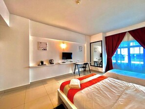 Habitación familiar | Escritorio, tabla de planchar con plancha, wifi gratis y ropa de cama