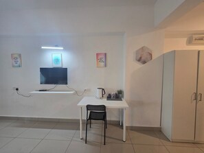 Kamar Keluarga | Meja kerja, setrika/meja setrika, Wi-Fi gratis, dan seprai linen
