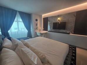 Suite | Desk, iron/ironing board, free WiFi, bed sheets