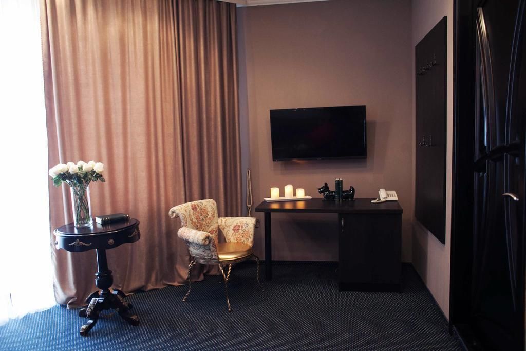 deluxe apartment | premium bedding, minibar, desk, iron/ironing board