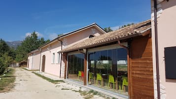 Aperto a pranzo e cena, cucina locale