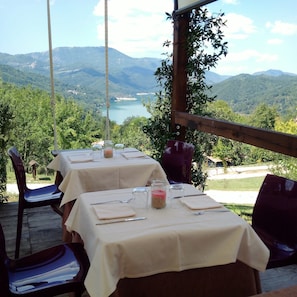 Déjeuner et dîner servis sur place, spécialités Cuisine locale