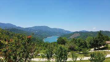 Une vue magnifique sur un lac, entouré de montagnes et d’une végétation luxuriante.