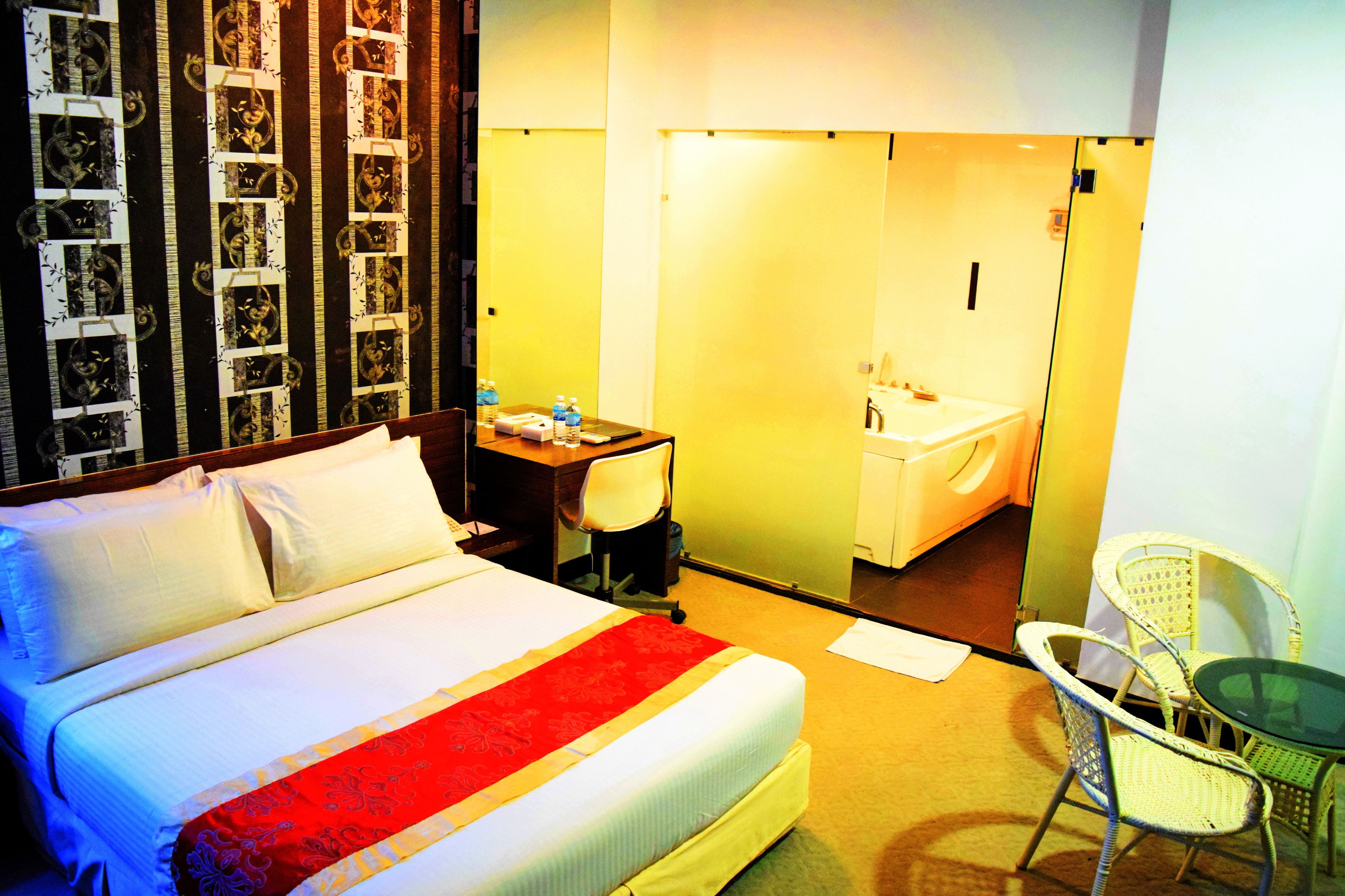 Desk, soundproofing, iron/ironing board, free WiFi