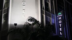 Un grand immeuble sur lequel on peut voir une enseigne bien visible pour l’hôtel Springz.