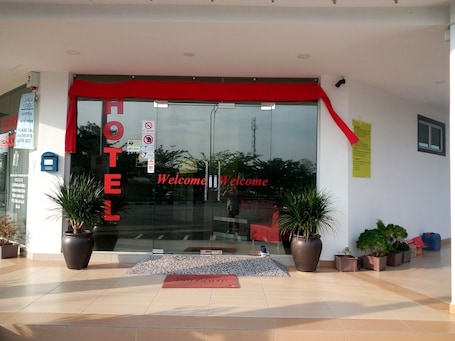 Entrada de la propiedad. Hotel Sri Rembia