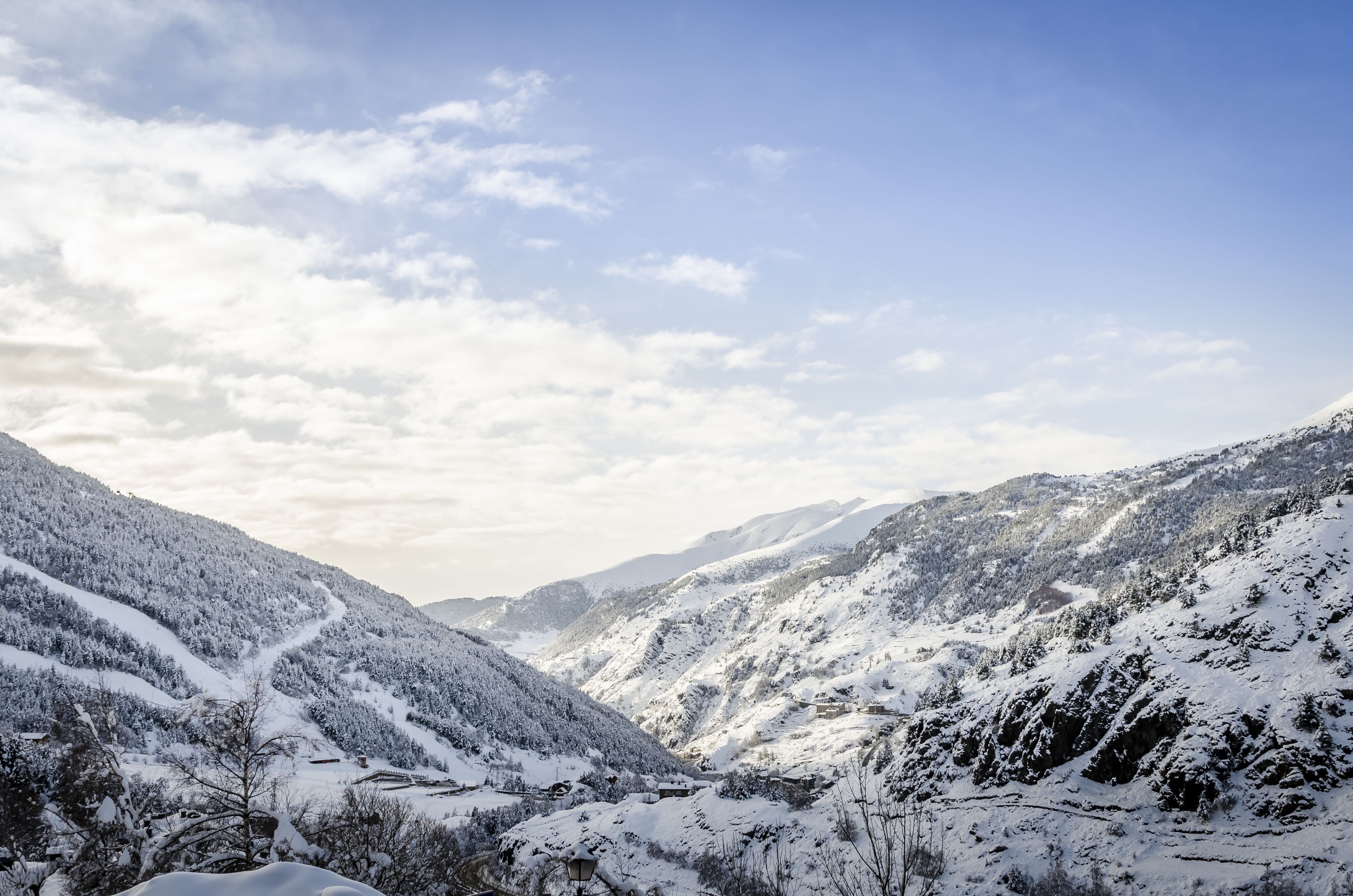 Un paisaje montañoso cubierto de nieve bajo un cielo despejado.