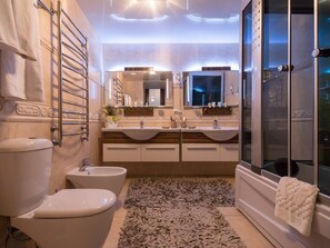 Apartment | Bathroom | Shower, free toiletries, towels