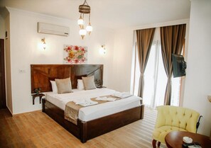 Exclusive Room, Jetted Tub, Fireplace | Minibar, bureau, système d’insonorisation, accès au Wi-Fi (inclus)