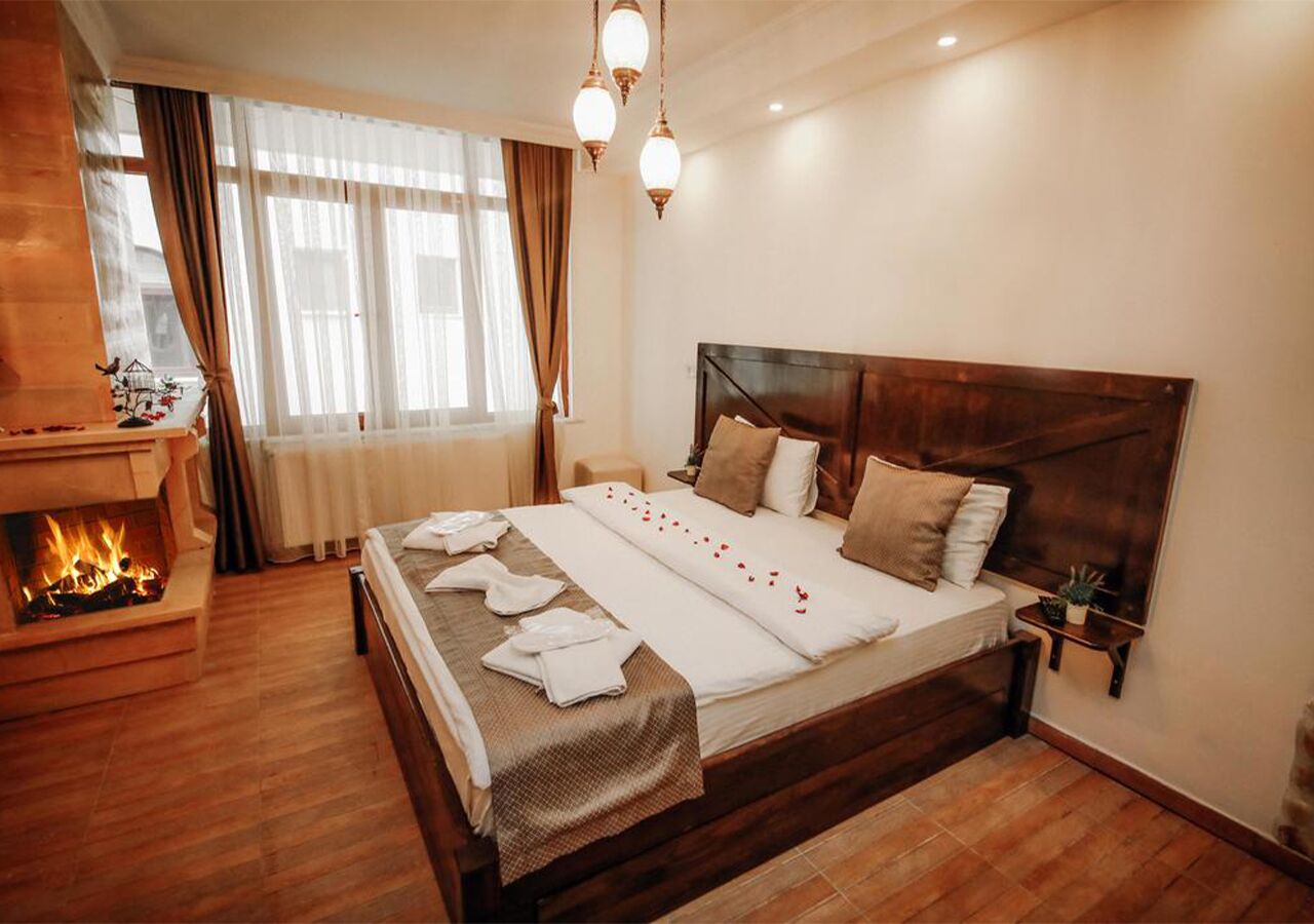 exclusive room, jetted tub, fireplace | 1 bedroom, minibar, desk, soundproofing