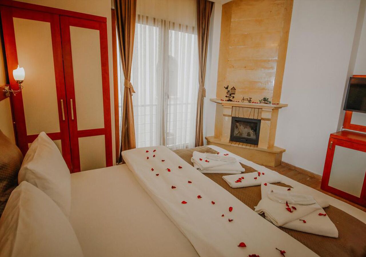 deluxe room, fireplace | 1 bedroom, minibar, desk, soundproofing