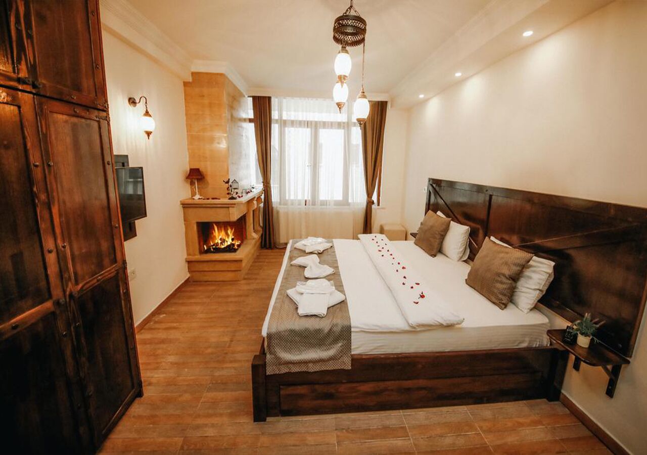 exclusive room, jetted tub, fireplace | 1 bedroom, minibar, desk, soundproofing