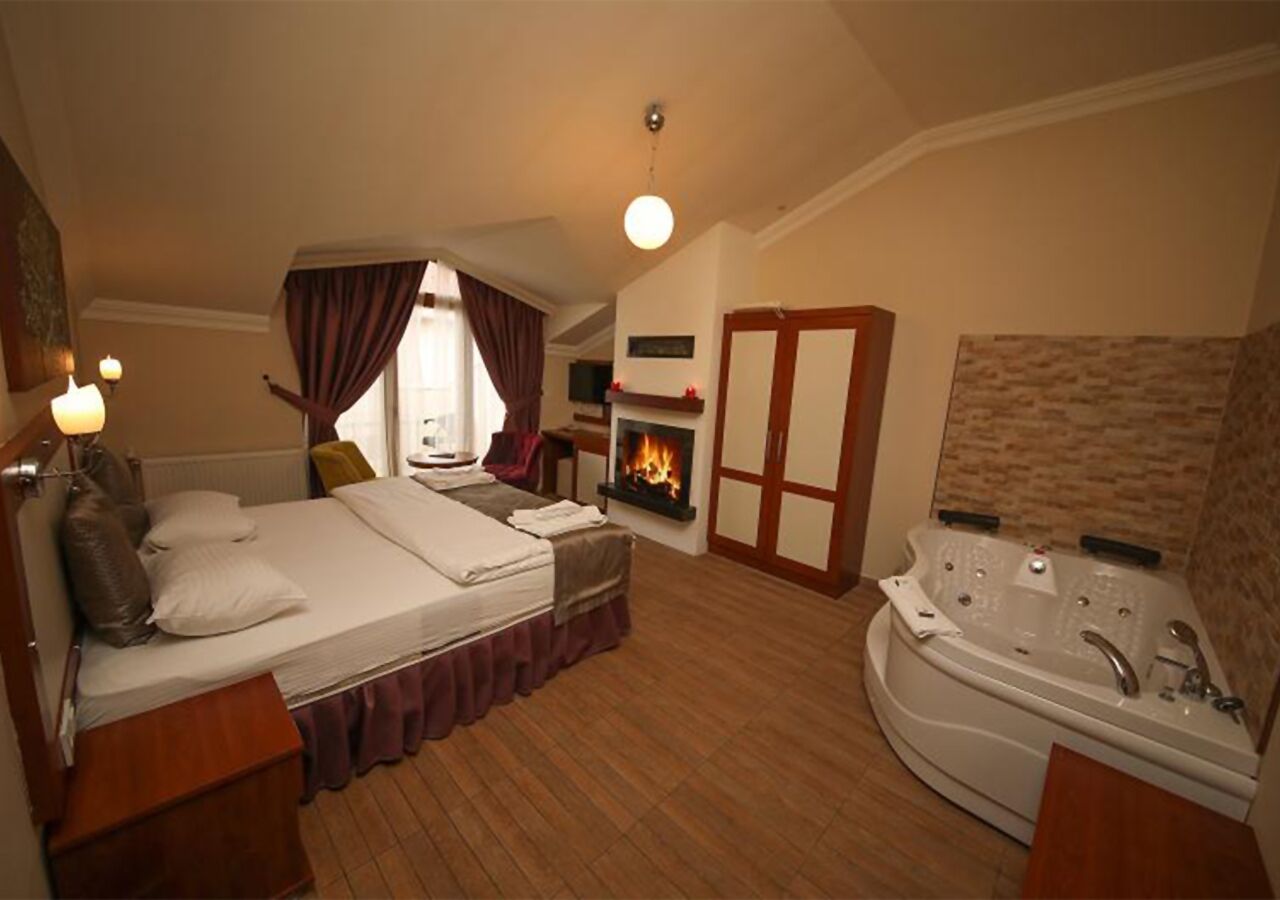 exclusive room, jetted tub, fireplace | 1 bedroom, minibar, desk, soundproofing