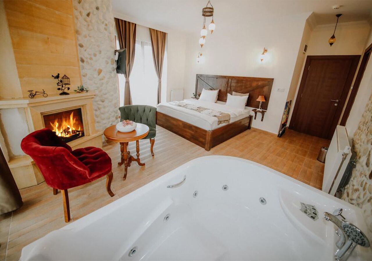 exclusive room, jetted tub, fireplace | 1 bedroom, minibar, desk, soundproofing