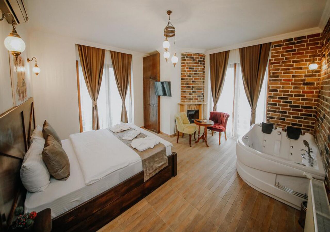 exclusive room, jetted tub, fireplace | 1 bedroom, minibar, desk, soundproofing