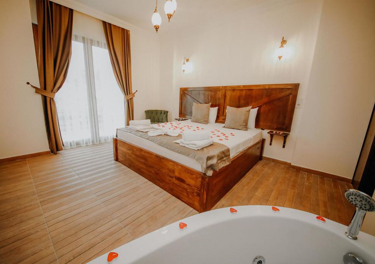 junior suite, 1 double bed, jetted tub | 1 bedroom, minibar, desk, soundproofing