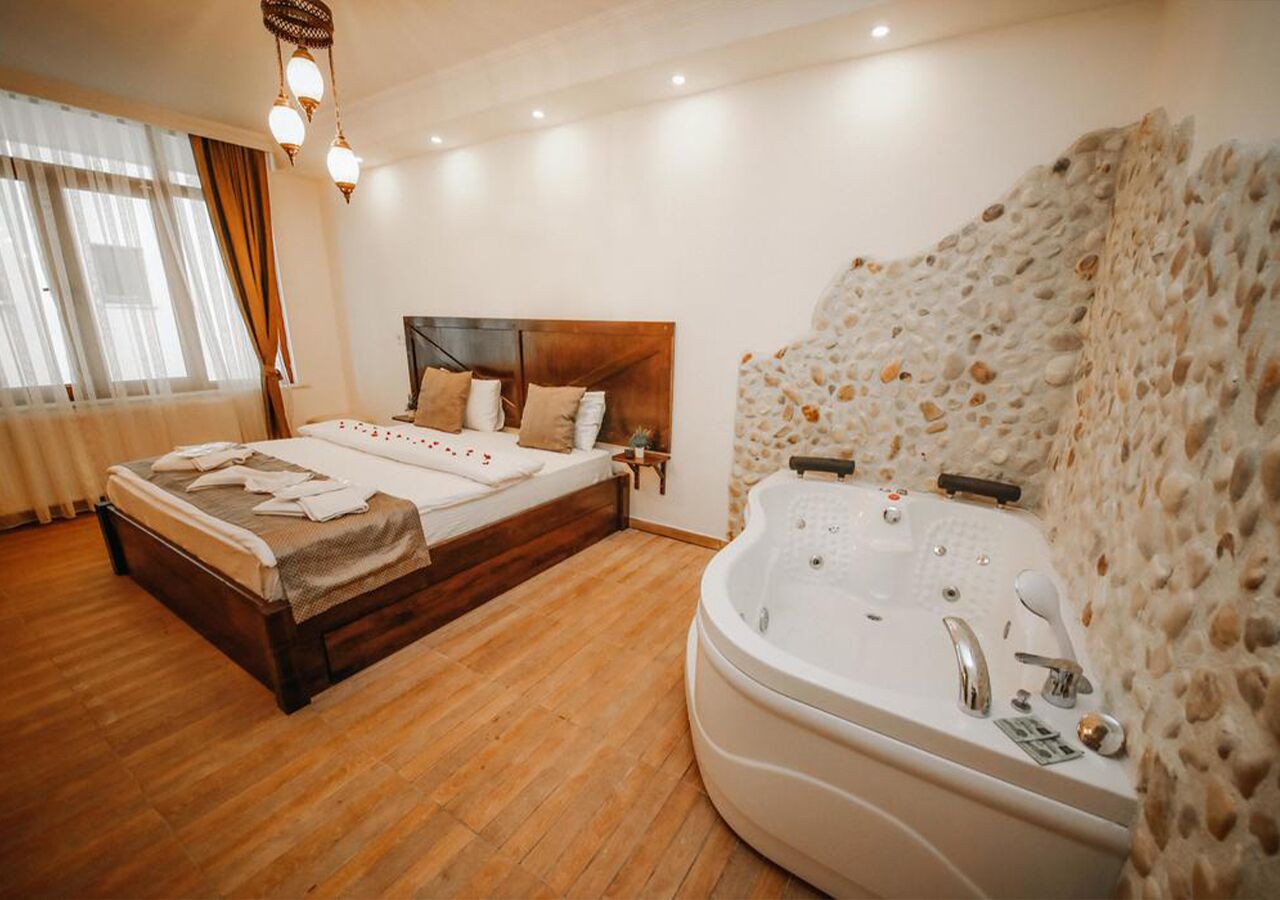 exclusive room, jetted tub, fireplace | 1 bedroom, minibar, desk, soundproofing