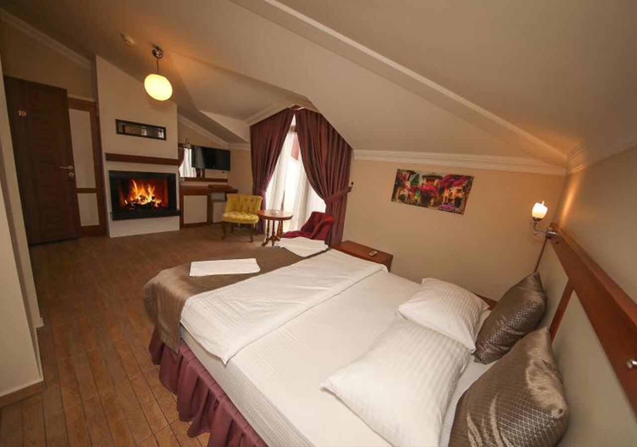 deluxe room, fireplace | 1 bedroom, minibar, desk, soundproofing