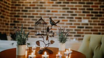 Exclusive Room, Jetted Tub, Fireplace | 1 sovrum, minibar, skrivbord och ljudisolering