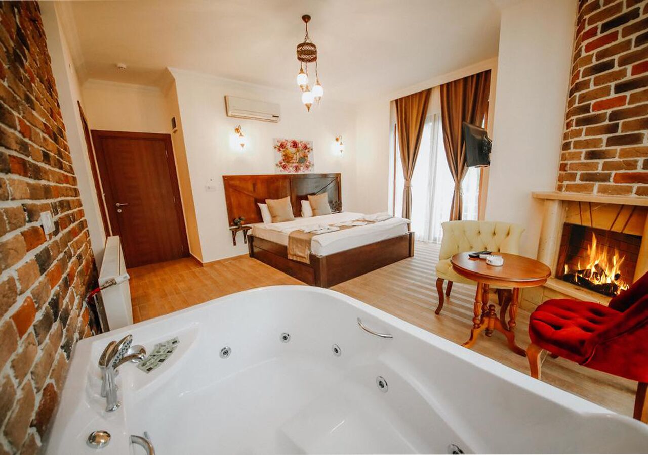 exclusive room, jetted tub, fireplace | 1 bedroom, minibar, desk, soundproofing