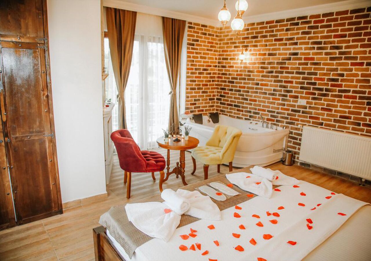 exclusive room, jetted tub, fireplace | 1 bedroom, minibar, desk, soundproofing