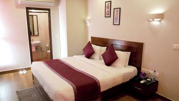 Quarto casal superior | Cofres nos quartos, escrivaninha, ferros/tábuas de passar roupa