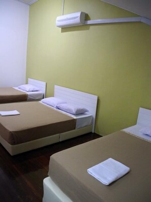 Meja, seterika/papan seterika, Wi-fi percuma, cadar katil 