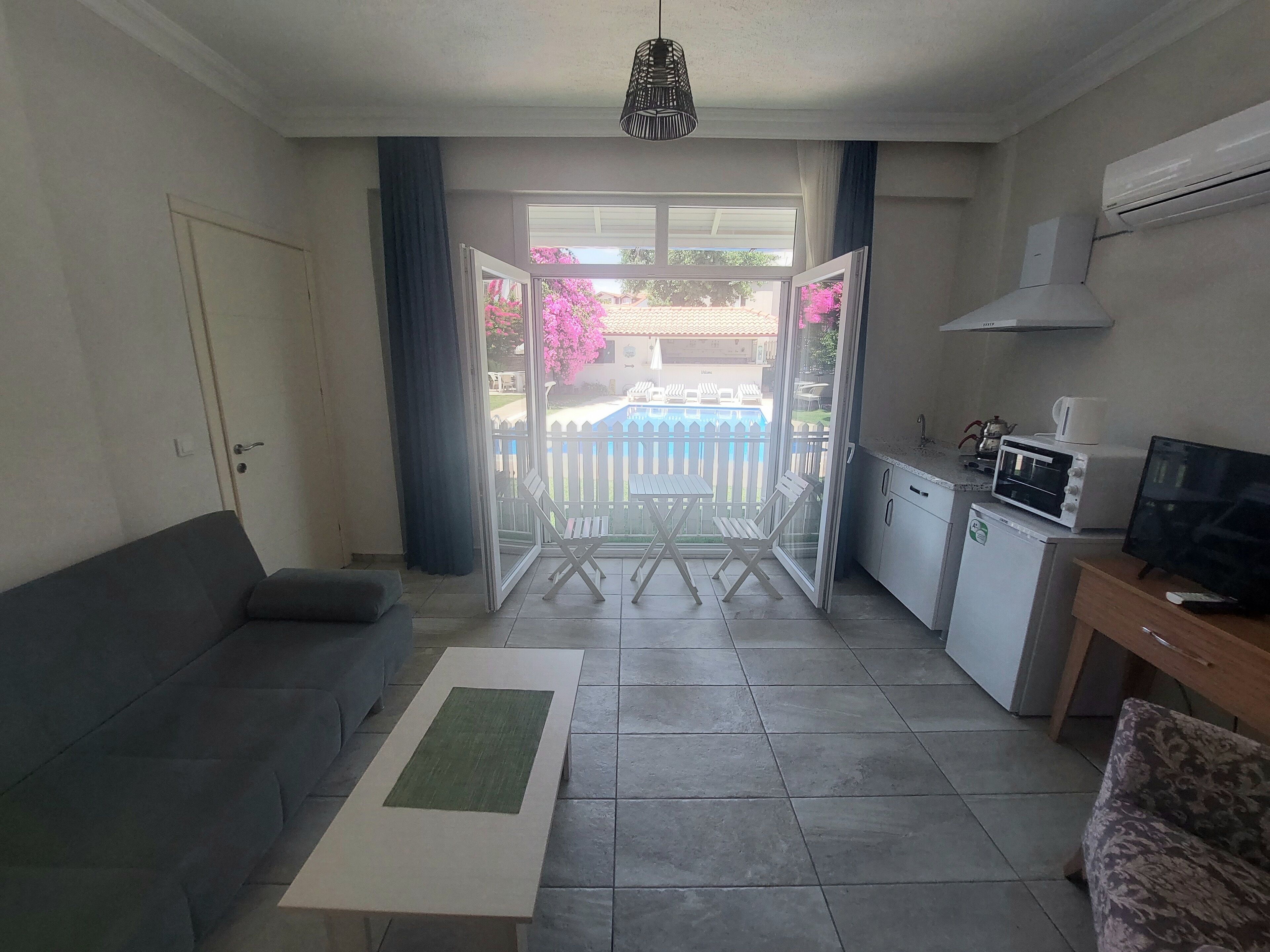 Junior-Suite, Poolblick | Zimmersafe, Schreibtisch, schallisolierte Zimmer, Bügeleisen/Bügelbrett